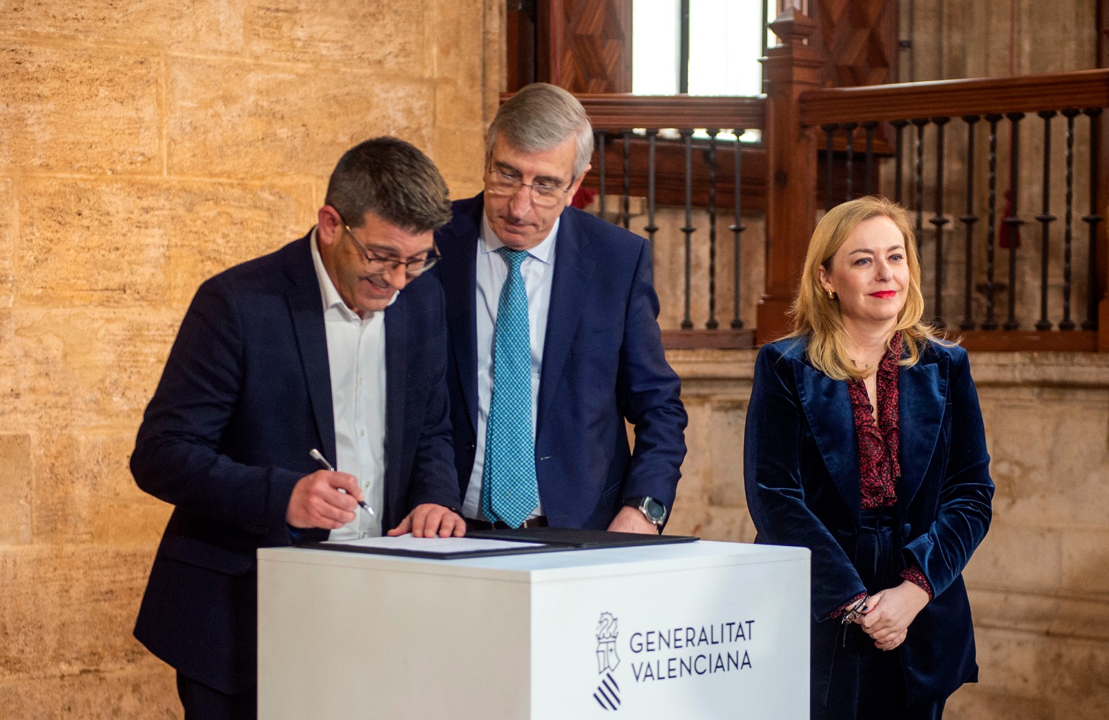 Firma del protocol per implantar Veterinària a Ontinyent