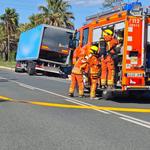 Un camió ple de matalassos volca en Ontinyent