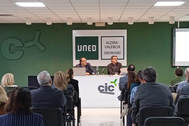 La UNED de Ontinyent acoge una conferencia sobre la Ley Orgánica 1/2025
