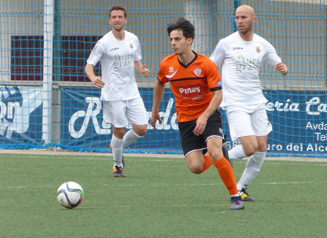 Álvaro Aguado, con la segunda equipación del Ontinyent CF