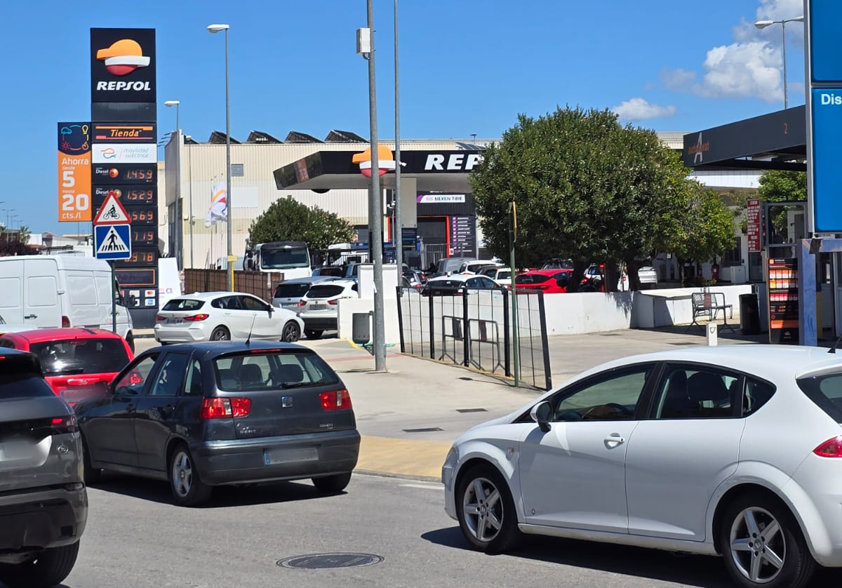 Cotxes esperant a una gasolinera ahir a Ontinyent