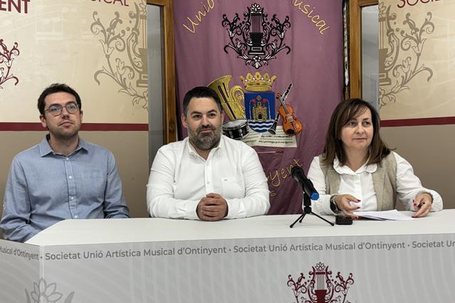 La Societat Unió Artística Musical Ontinyent presenta al seu nou director