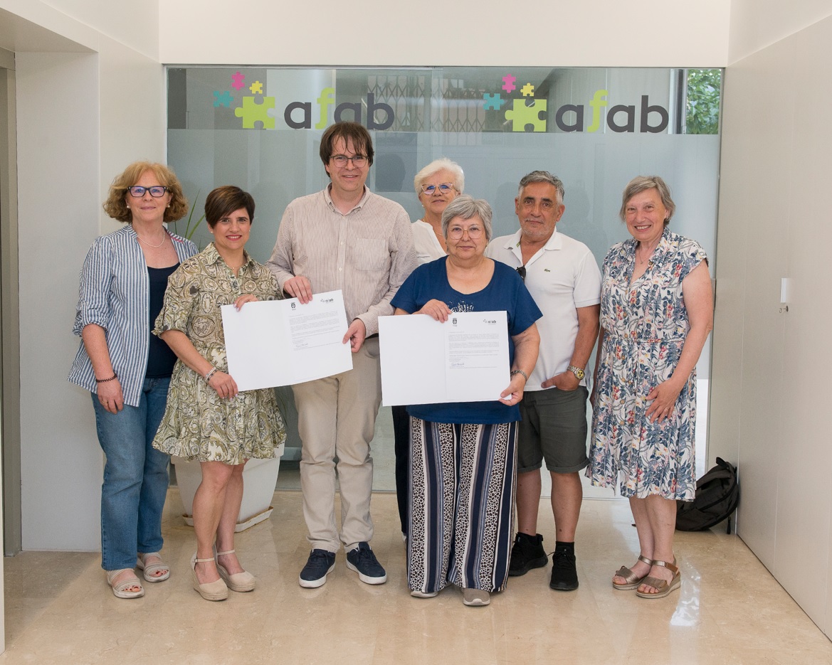 Representants d’AFAB i de l’Ajuntament durant la signatura