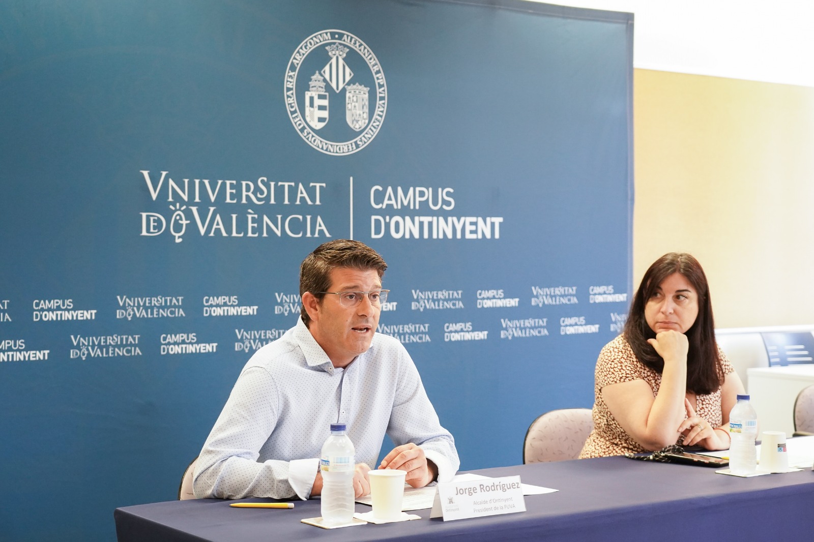 Jorge Rodríguez i la vicerrectora de la Universitat de València Ester Alba
