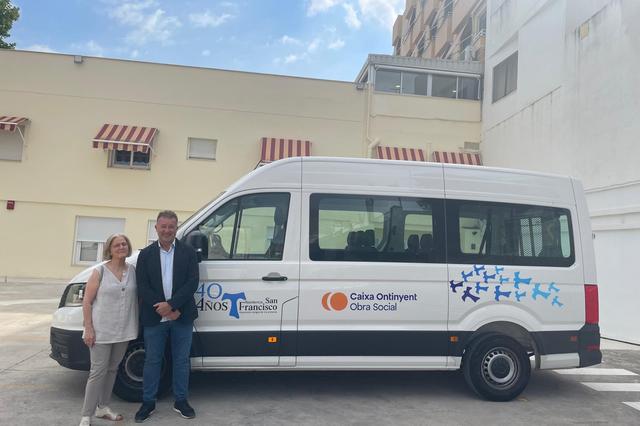 Fundació Caixa Ontinyent aporta un vehicle adaptat a la Residència Sant Francesc 