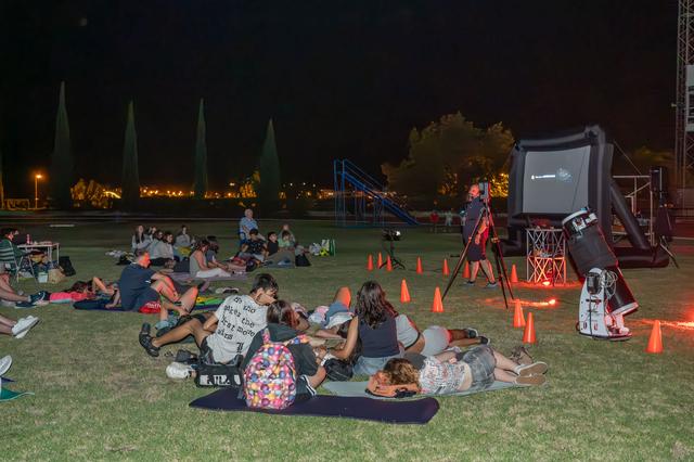 Més de mig centenar de persones participen en una nit d’observació astronòmica a Ontinyent