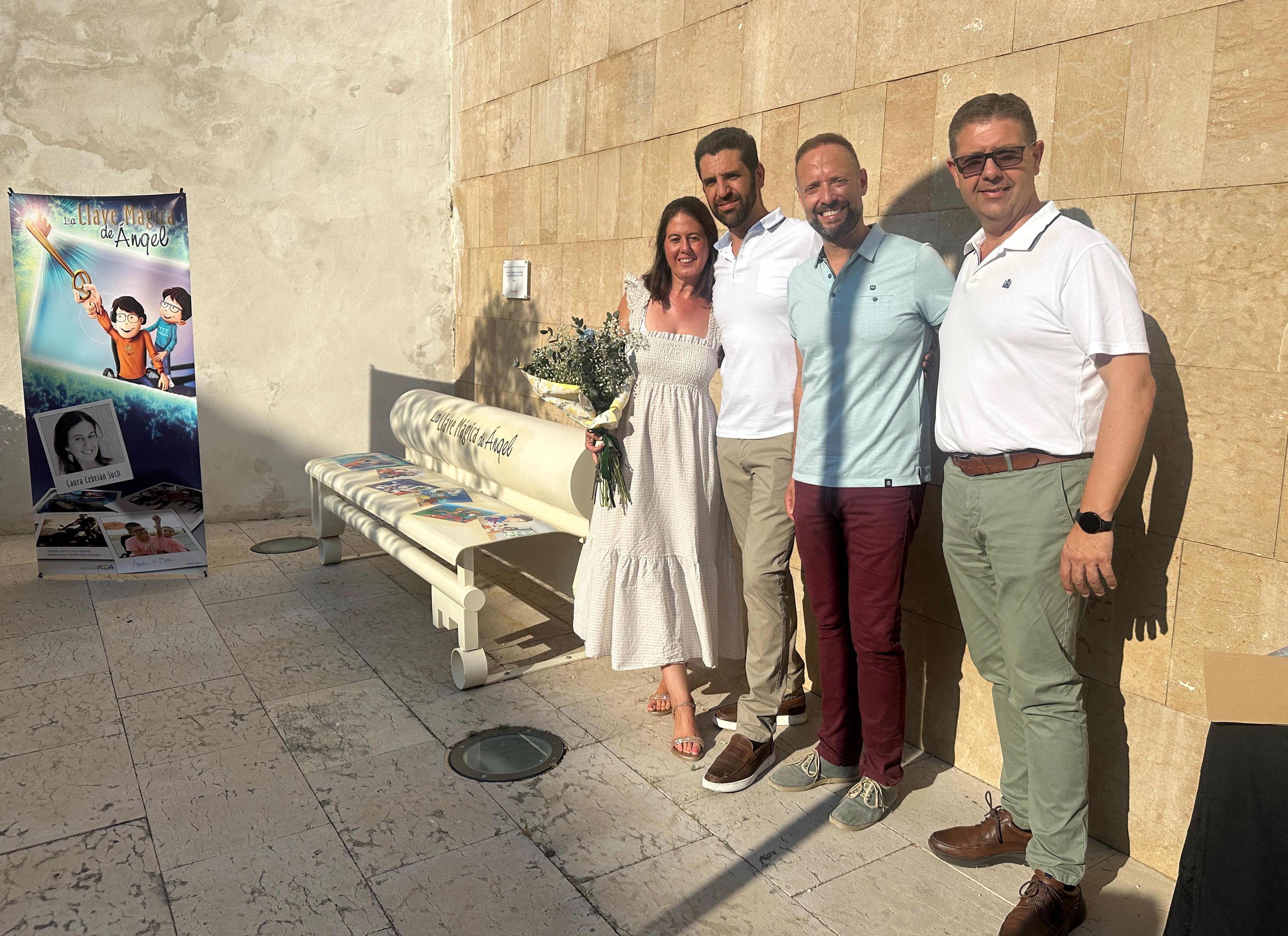 Nuevo banco dedicado a Ángel Pérez en la biblioteca central de Ontinyent