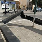 Accident amb fugida a Ontinyent: un vehicle s’estavella a la rotonda de la cruïlla entre l’avinguda Diputació i l’avinguda Almansa