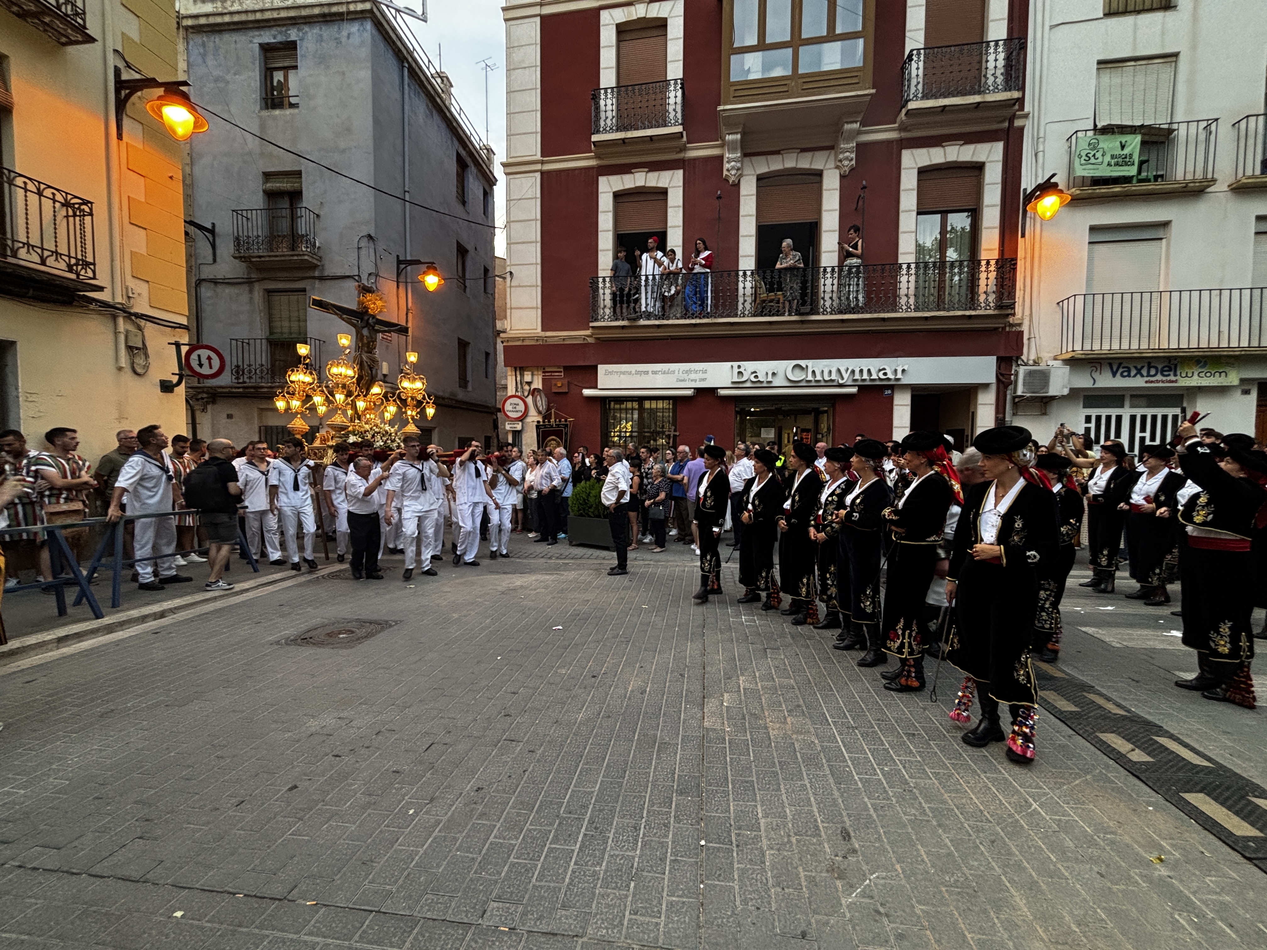 La comparsa Contrabandistes passa davant el Crist